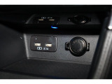 小物の収納に便利なセンタートレイには携帯等のデバイスの充電可能なUSB出力電源付です。