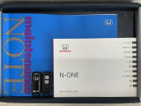 スマートキーは鍵をバッグに入れたままでもドアロックの開閉やエンジンのON・OFFができます。夜間や雨の日も鍵を探さなくて良いので便利です。