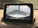 リバースギアに入れるだけで後方の表示へ切り替わります。夜間や雨の日の駐車も楽になりますよ。