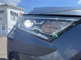 シャープなLEDヘッドライト!フロントフェイスを引き締め、RAV4らしい力強さを演出します!