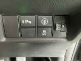 パーキングセンサーシステムは走行中に障害物が迫ると音と表示でお知らせ、低速走行時時の安心感を高めます