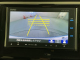 リバースギアに入れるだけで後方の表示へ切り替わります。夜間や雨の日の駐車も楽になりますよ。