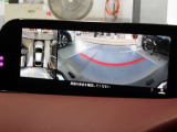 360度ビューカメラを搭載。4方の小型カメラの映像を処理し、車両真上からの映像に変換しています。