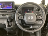 【ハンドル】運転にかかわる様々な操作を安全に行えるように視点移動が少なく操作性に配慮されたスイッチ類が凝縮されたコックピットです。