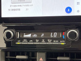 オートエアコンは温度を設定するだけで、自動で風量などを設定してくれます。運転しながら操作も必要ないので、安全性も向上します。