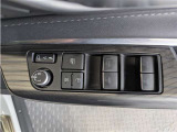 パワーウィンドウのスイッチですよ。 運転席に居ながら窓を開け閉めのコントロールできますよ。 ロック機能で、子供がイタズラして窓を開けるという事も無くなりますよ。