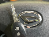 【キーレス】少し離れた場所からでもボタン一つでドアの開錠・施錠ができるのでとっても便利!ドアの鍵穴周りに傷をつけることもありません♪