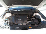 「SKYACTIV-G(ガソリン)」は、規格外の高圧縮を実現し、世界のエンジン技術者に驚きを与えました。さらに、それを維持したままノッキングの発生を抑え、熱効率を向上、走りにも寄与したエンジンです。