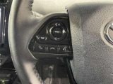 ステアリングスイッチ付きで、運転中に視線を前に向けたまま操作できます。