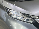 【LEDヘッドライト】悪天候や夜間走行時も良好な視界を確保し安心して運転できる高輝度LEDヘッドライトを装備!点灯速度が早く、消費電力も抑えられています。