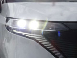 【LEDヘッドライト】悪天候や夜間走行時も良好な視界を確保し安心して運転できる高輝度LEDヘッドライトを装備!点灯速度が早く、消費電力も抑えられています。