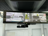 スマートルームミラーは、車両後方に設置されたカメラの映像を、ルームミラーに映し出すことで、死角をなくし、安全性を向上させることができます。また、夜間や雨天時でも、クリアな映像を映し出すことができます。