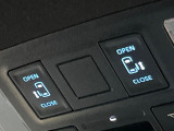【両側パワースライドドア】スマートキーや運転席のスイッチで後席両側スライドドアの開閉が可能♪電動だから力を入れてドアを開ける必要が無く、小さなお子様でも簡単に開け閉めでき快適です♪