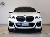 【キドニーグリル】BMWは約90年もの間、ほぼ全ての車両にひと目でBMWだと分かるこの特徴的なフロントグリルが備えられ、デザイン・アイコンとして親しまれてきました。
