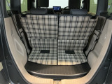 コンパクトボディーなのに、荷室はこんなに広々!たくさん荷物が積めますよ。フロア下にもちょっとした収納スペースがございます。