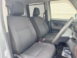 運転席まわりには十分なスペースがあり、大柄な方でもゆったり運転していただける環境です。