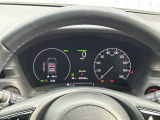 マルチインフォメーションディスプレイです。燃費や走行距離が分かり、半ドアなど車に異常がある際に警告してくれます。