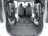 3列目シートは跳ね上げ式で折りたたみ可能です。キャンプ用品など大きな荷物もばっちり収納可能です!