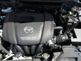 「SKYACTIV-G(ガソリン)」は、規格外の高圧縮を実現し、世界のエンジン技術者に驚きを与えました。さらに、それを維持したままノッキングの発生を抑え、熱効率を向上、走りにも寄与したエンジンです。