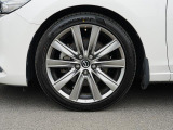 タイヤサイズは「225/45R19」純正19インチホイールを装備しています。大迫力です!