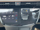 まるで近未来的なシフトノブ。楽々簡単操作♪またボタン一つでドライブモードの変更が可能です