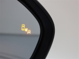 隣車線を走る車両をレーダーで検知し、ドアミラーでは確認しにくい後側方エリアに存在する車両に加え、急接近してくる車両も検知します。車両を検知するとドアミラーに搭載されたLEDインジケーターが点灯します。
