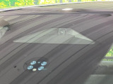 【ホンダセンシング】走行中に前方の車両等を認識し、衝突しそうな時は警報とブレーキで衝突回避と被害軽減をアシスト。より安全にドライブをお楽しみいただけます。