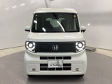 【LEDヘッドライト】が装備されています。夜間走行時や雨の日に明るく安全に前方を照らすことが出来ます。対向車からも見えやすいので相手に接近を知らせることも出来ます。