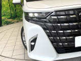 【LEDヘッドライト】悪天候や夜間走行時も良好な視界を確保し安心して運転できる高輝度LEDヘッドライトを装備!点灯速度が早く、消費電力も抑えられています。