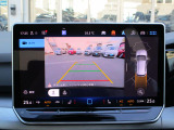ギアをバックに入れると自動的に車両の後方の映像を映し出します。車庫入れや縦列駐車を行う際に役に立つガイドラインが表示され運転をサポートしてくれます.