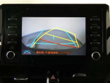 【バックガイドモニター】後方の映像をナビ画面に表示するだけでなく、ステアリング操作に連動して動くガイド線も同時に表示します!予想進路を確認しながら後退できるので便利です!!