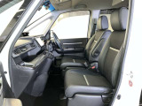 シックな色使いの運転席周りですね。すっきりとしたデザインで上品な色使いです。居心地の良い運転席、長く座ってられるリラックスできるデザインがいいですね。