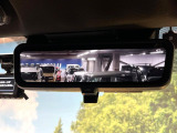 【デジタルインナーミラー】後席の大きな荷物や同乗者で後方が確認しづらい時でも安心!カメラが撮影した車両後方の映像をルームミラー内に表示。クリアな視界で状況の確認が可能です!