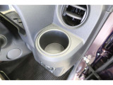 【カップホルダー】缶ジュースやペットボトルなどを置いたり、ちょっとした小物入れにもなります。