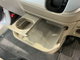 引き出して大きめトレイとして使用できる、運転席からも助手席からも自在に使えるドリンクホルダー付のトレイ。お菓子を置いたり、化粧ポーチを置いたり。ちょっとしたテーブル代わりに使えるトレイです♪