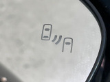 【ブラインドスポットモニター】走行中、ドアミラーの死角になりやすい箇所に後続車が接近するとサイドミラーのレンズに警告を表示!ドライバーに注意喚起をしてくれます。