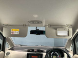 運転席のサンバイザーにはバニティーミラーも付いています。身だしなみチェックには欠かせません。