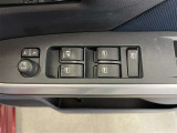 パワーウィンドウスイッチで運転席から全席の窓の開閉ができます♪