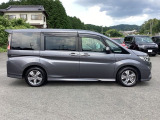 狭い駐車場でも、スライドドアならチャイルドシートへのお子さまの乗降や荷物の積載もスムーズ。とても便利な【両側電動スライドドア】ドアハンドを少し引くだけでリアドアが自動開閉します。