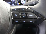 運転中、オーディオの操作をしてて、ハッとしたことはありませんか?ステアリングスイッチは、運転中でもハンドルでオーディオの操作が可能です。