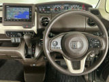 【ハンドル】運転にかかわる様々な操作を安全に行えるように視点移動が少なく操作性に配慮されたスイッチ類が凝縮されたコックピットです。