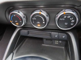 オートエアコン、シートヒーターが装備されており、車内は一年中快適に過ごせますね。