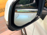 【ブラインドスポットモニター】走行中、ドアミラーの死角になりやすい箇所に後続車が接近するとサイドミラーのレンズに警告を表示!ドライバーに注意喚起をしてくれます。