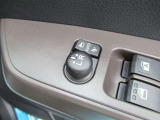 駐車時や狭い道でのすれ違い時に気を使うミラー。電動格納式ドアミラーはそんな時に便利です。