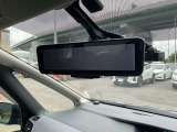 【インテリジェントスマートルームミラー】です。車両後方のカメラ映像がミラー(液晶画面)に写るので、後席の人や荷物が写りこみません。夜間や悪天候でも視界が良好です♪