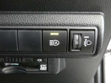 オートマチックハイビーム装備です。先行車や対向車のライトを認識し、ハイビームとロービームを自動で切り替える機能です。夜道の視界を確保します。詳細は販売店スタッフまでおたずねください。