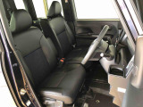 運転席の座面高さを調整できるシートリフターが付いています。フロントシートはベンチシートを採用で、座面も広く使い勝手もいいですよ♪