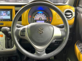 インテリアに合わせたデザインのステアリングは、運転される方のことも考え、運転しやすい形状、大きさです。是非一度、実際に触ってお確かめください。