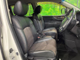運転席まわりには十分なスペースがあり、大柄な方でもゆったり運転していただける環境です。