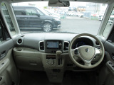 操作性に優れた運転席となります!小物入れや各ボタンの配置にこだわり、使いやすいです!座り心地もよく視認性も良好なのでロングドライブもお任せ下さい!
